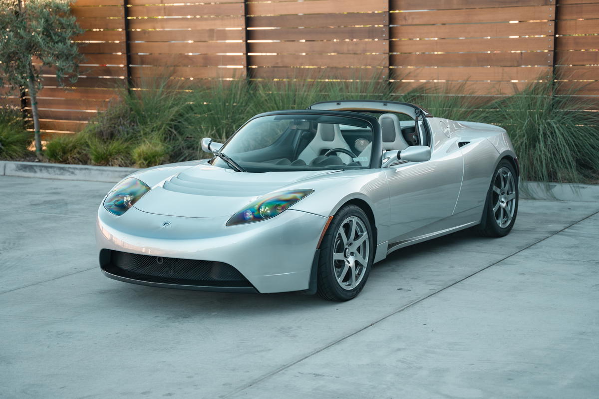 https://issimi-vehicles-cdn.b-cdn.net/publicamlvehiclemanagement/VehicleDetails/640/timestamped-1726172883553-2008-Tesla-Roadster-75.jpg